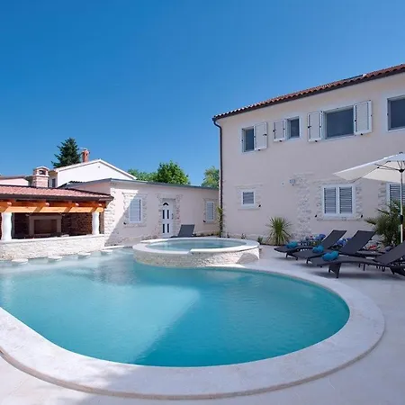 Sonja Villa *